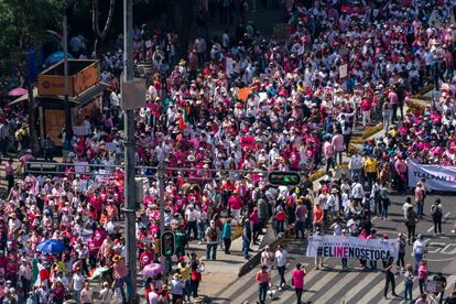 Manifestantes en la anterior marcha contra la reforma electoral del 13 de noviembre de 2022, en Ciudad de México.