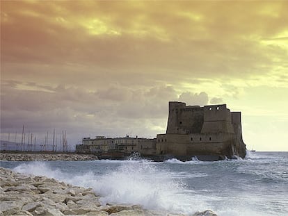 El castillo del Huevo, de época española en su trazo actual, debe su nombre a un legendario huevo mágico del poeta Virgilio para evitar la ruina de Nápoles.