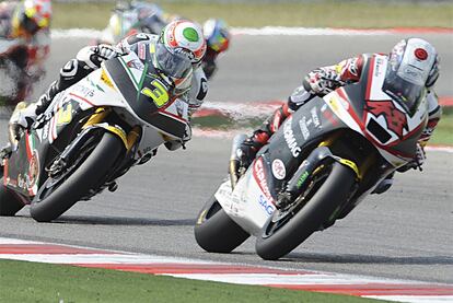 Tomizawa pilota su moto instantes antes del fatal accidente.