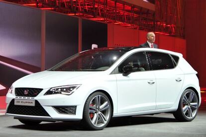 El presidente de SEAT, Jurgen Stackmann, con el nuevo Leon Cupra en la presentación del modelo en Ginebra.