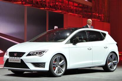 El presidente de SEAT, Jurgen Stackmann, con el nuevo Leon Cupra en la presentaci&oacute;n del modelo en Ginebra.