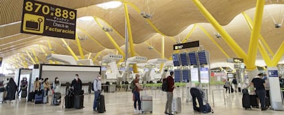 Pasajeros con sus maletas en las instalaciones de la Terminal T4 del Aeropuerto Adolfo Suárez Madrid-Barajas.