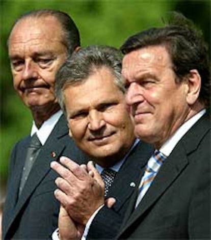 Chirac (izquierda), Kwasniewski (centro) y Schröder, ayer.