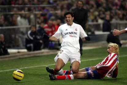 Figo sufre una entrada de Sosa durante el partido de ayer.