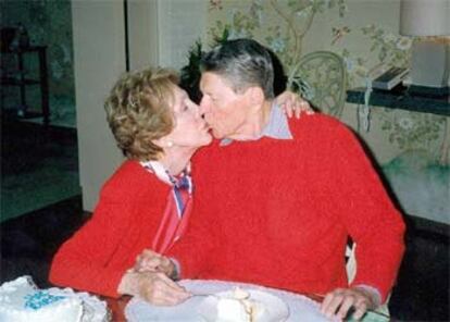 Ronald Reagan besa a su esposa, Nancy, en su casa de Los Ángeles, en su 89º cumpleaños, el 6 de febrero de 2000.