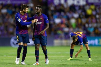 Piqué conversa con Umtiti mientras Alba arregla el césped en el Zorilla.