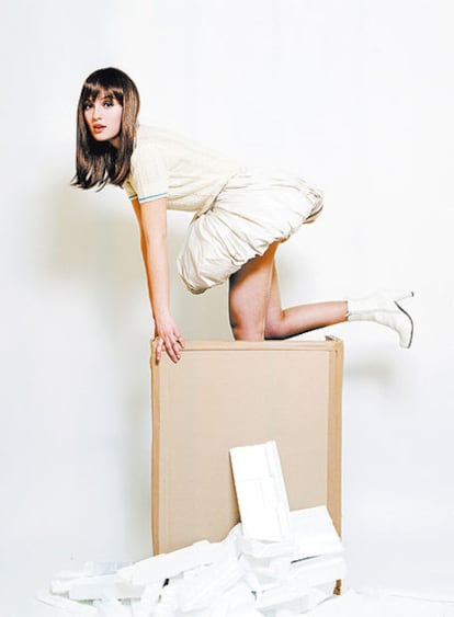 María Valverde, a punto de acometer un <i>sprint</i>, vestida con polo de Fred Perry, falda de Amaya Arzuaga y botines de Chie Mihara.