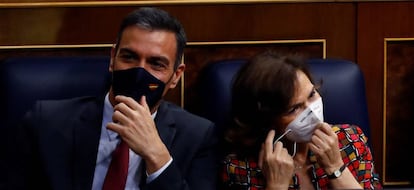 El presidente del Gobierno, Pedro Sánchez, y la vicepresidenta primera, Carmen Calvo, durante el Pleno del Congreso que debate este miércoles el proyecto de ley de presupuestos generales del Estado para 2021 que defiende la ministra de Hacienda, María Jesús Montero