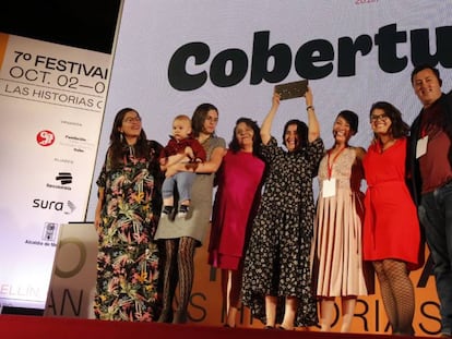 Los autores de 'El país de las dos mil fosas', tras recibir el premio en Cobertura.