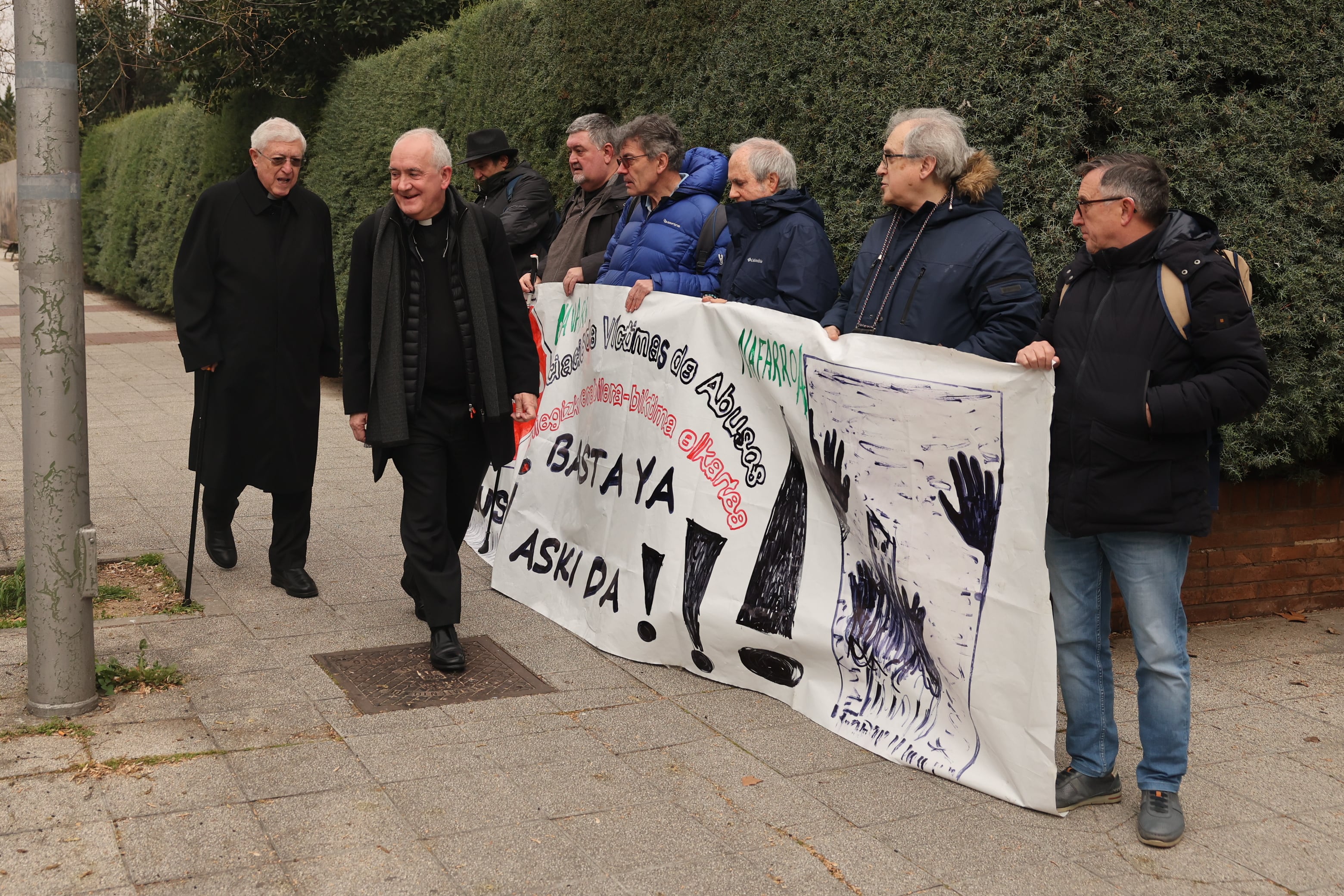 Protesta de un grupo de víctimas de abusos de la iglesia frente a la Conferencia Episcopal que celebra una asamblea plenaria, en marzo de 2024.