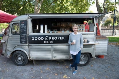 Emilie Holmes, en su furgoneta Citroën de 1974 donde sirve té bajo el rótulo Good & Proper Tea (Té bueno y de verdad).