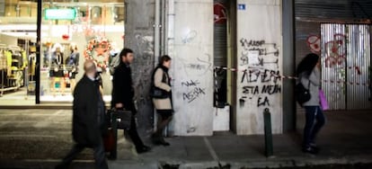 Fachada de un edificio de Atenas que sigue en mal estado tras sufrir un incendio en las protestas de 2010.