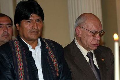 El presidente de Bolivia, Evo Morales, junto a Andrés Soliz, ministro de Hidrocarburos, en agosto.