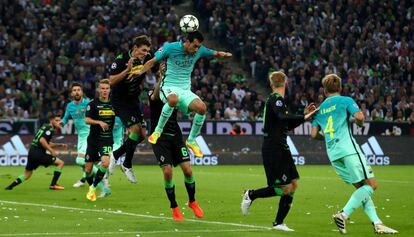 Busquets toca un bal&oacute;n en una jugada del Bar&ccedil;a contra el Borussia.