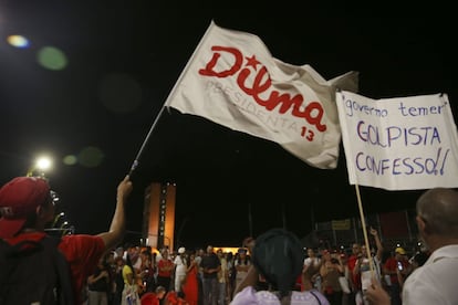 Manifestantes em Brasília contrários ao impeachment de Dilma protestam diante do Palácio do Planalto. O protesto foi pacífico. 