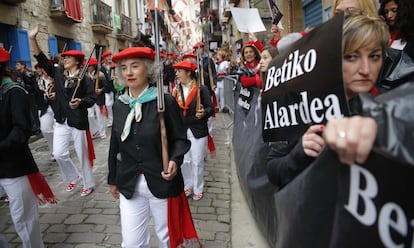 Partidarias del desfile tradicional se tapan con los carteles "Alarde de siempre" al paso de las escopeteras de la compañia Jaizkibel