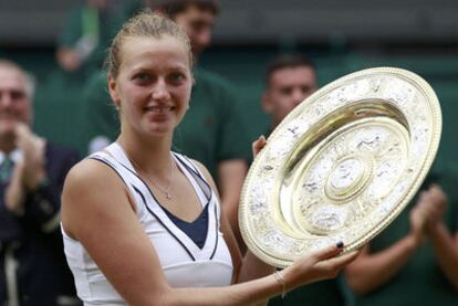 Petra Kvitova, con el trofeo de campeona.