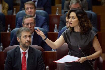 El diputado de la Asamblea de Madrid del PP, Miguel Ángel García Martín y la presidenta de la Comunidad de Madrid, Isabel Díaz-Ayuso, durante un pleno en la Asamblea de Madrid, a 17 de octubre de 2024, en Madrid (España).