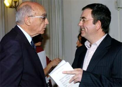 José Saramago y José Joaquín Parra, en el Círculo de Bellas Artes de Madrid.