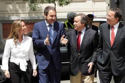 José Luis Rodríguez Zapatero, flanqueado por Trinidad Jiménez y António Guterres, ayer en Madrid.