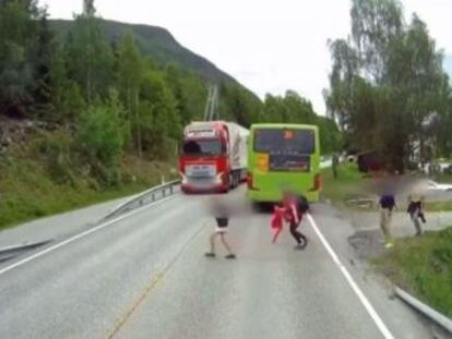 El menor cruzó indebidamente la carretera sin ver al vehículo, que frenó justo a tiempo.