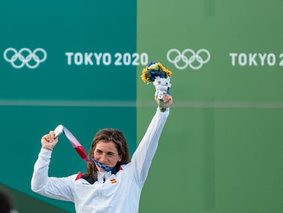 Maialen Chourraut, en el podio del canal de Kasai con la medalla de plata.