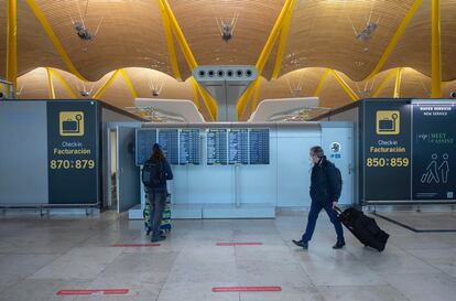 Pasajeros caminan por las instalaciones de la T4 del Aeropuerto Adolfo Suárez Madrid-Barajas, en Madrid.