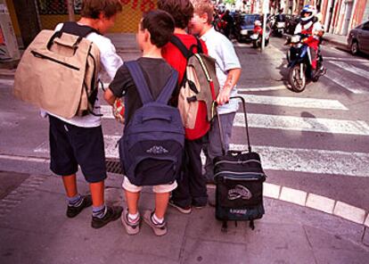 Un grupo de escolares, en una calle de Barcelona.
