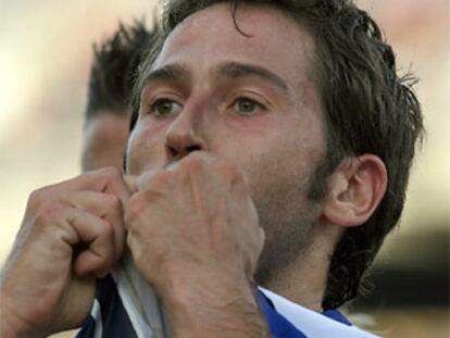 El delantero del Espanyol, Raúl Tamudo, besa el escudo de su camiseta tras marcar su gol ante el Racing de Santander.