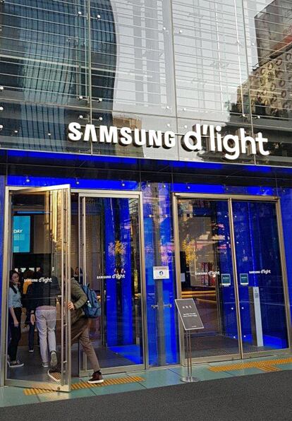 El centro de Seúl cuenta con la mayor tienda de Samsung, situada en lo que fue la sede central del 'chaebol', denominación del modelo del conglomerado empresarial coreano que incluye, además del complejo tecnológico, desde hoteles hasta agencias de publicidad, constructoras o compañías de seguros, entre otras decenas de empresas.