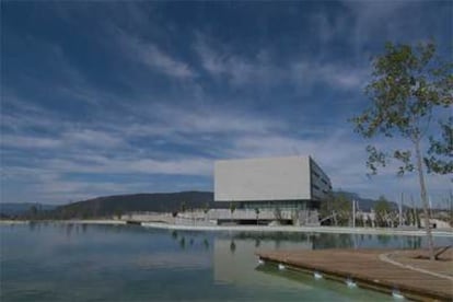 El edificio del hotel Margas, en la localidad oscense de Sabiñánigo, proyectado por el arquitecto Paco Lacruz.