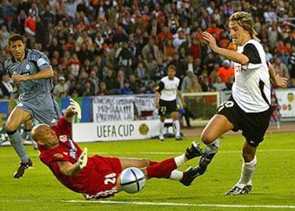Barthez comete el penalti sobre Mista que dio origen al primer gol valencianista, marcado por Vicente.