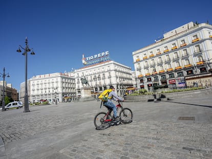 Un 'rider' de Glovo circula por la Puerta del Sol el 4 de abril.