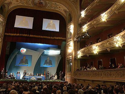 Aspecto del anfiteatro del teatro El Círculo de Rosario durante la ceremonia de inauguración del III Congreso Internacional de la Lengua Española.