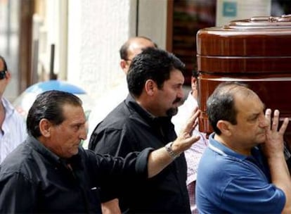 El padre de la fallecida, a la izquierda, ayer, durante el traslado de los restos de su hija camino del cementerio municipal de Dolores.