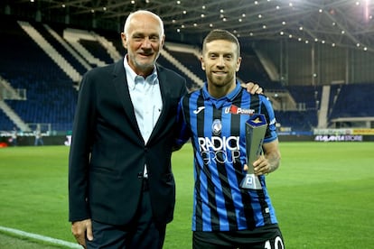 Antonio Percassi posa con Papu Gómez en el nuevo estadio del Atalanta.