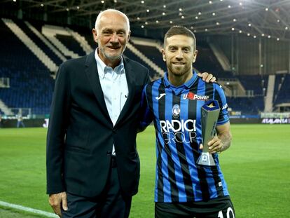 Antonio Percassi posa con Papu Gómez en el nuevo estadio del Atalanta.