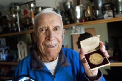 Mimoun posa en 2010 con su oro en el maratón de Melbourne 56.