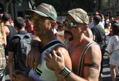 Una pareja, en el Orgullo 2008.