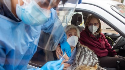 A health worker vaccinating a patient in Haro, La Rioja.