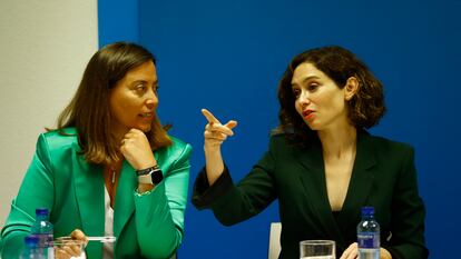 Ana Millán e Isabel Díaz Ayuso, en junio de 2022 durante una reunión de la ejecutiva del PP de Madrid.