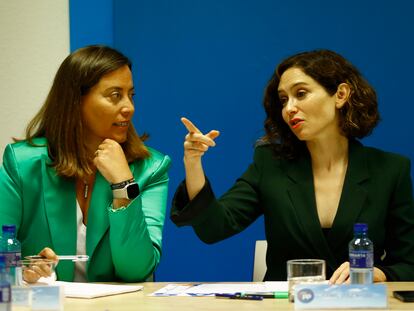 Ana Millán e Isabel Díaz Ayuso, en junio de 2022 durante una reunión de la ejecutiva del PP de Madrid.