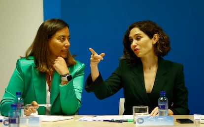 Ana Millán e Isabel Díaz Ayuso, en junio de 2022 durante una reunión de la ejecutiva del PP de Madrid.