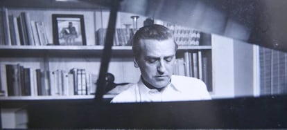 Gustavo Durán tocando el piano.