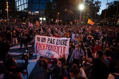 Several hundred people took to the streets to protest Quim Torra‘s ban from public office.
