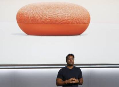 Richi Chandra, director de gestión de productos de Google, muestra el nuevo altavoz Google Home Mini