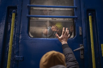 Stanislav, de 40 años, se despide en la estación de Kiev de su hijo David, de 2 años, y de su esposa Anna, de 35, antes de que partan en un tren rumbo a Lviv, en el oeste, cerca de la frontera con Polonia. La presidenta de la Comisión Europea, Ursula von der Leyen, de visita en Rumania, ha defendido la acogida de miles de personas en la UE: “Proteger a los que huyen de las bombas de Putin no solo es un acto de compasión en la guerra. Es también nuestro deber moral como europeos”