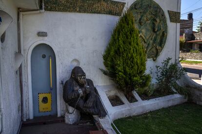 Una escultura de cemento de un gorila bebiendo mate, afuera de una casa en el municipio de San Miguel. La obra es tan atrayente que suele ser utilizada en sesiones fotográficas para bodas y festejos de 15 años. Su creador, el escultor Héctor Duarte, ha recibido numerosas ofertas por el gorila, pero él las ha rechazado todas.
