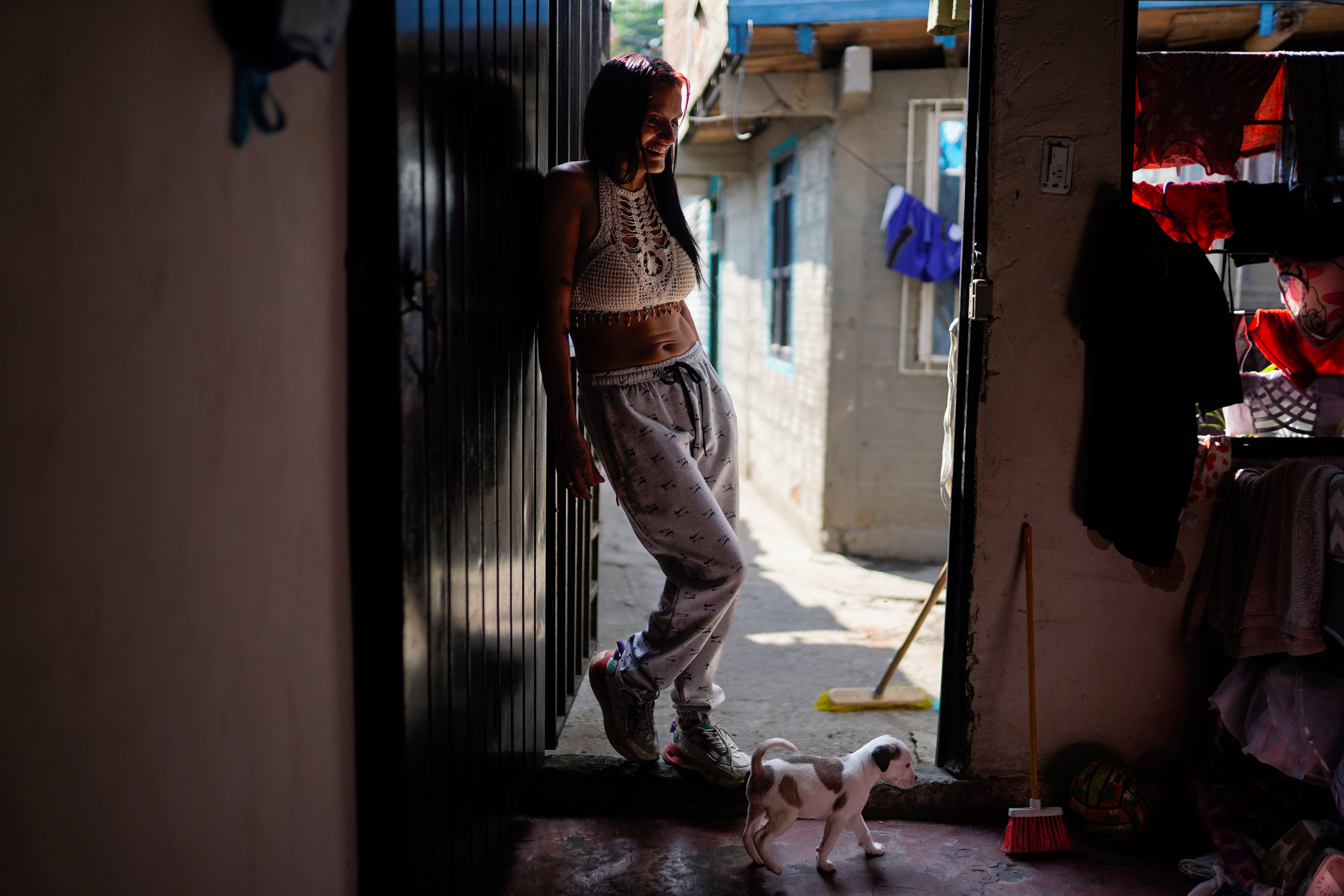 Mayerli Arrigui, rescatista voluntaria, en su domicilio.