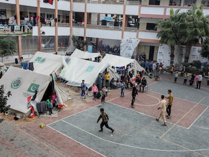 Una escuela de la agencia de la ONU para los refugiados palestinos en Rafah, Gaza, utilizada ahora para acoger desplazados por la invasión israelí de la franja, el 28 de noviembre.